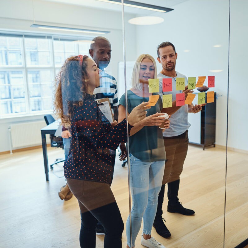 collegues debout formation post it