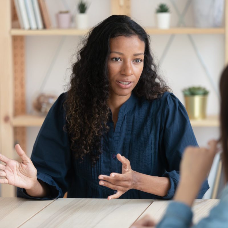 femme manager face à une collaboratrice en réunion