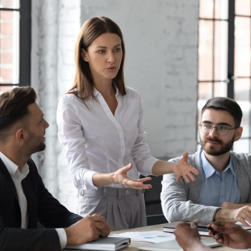 femme debout hommes assis reunion