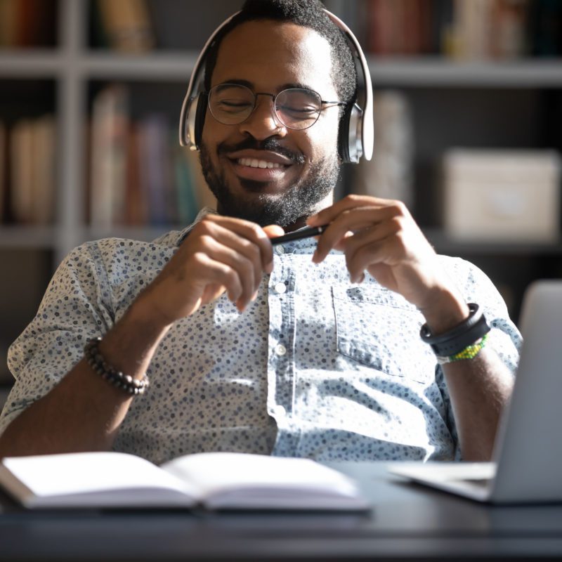 homme assis souriant ordinateur
