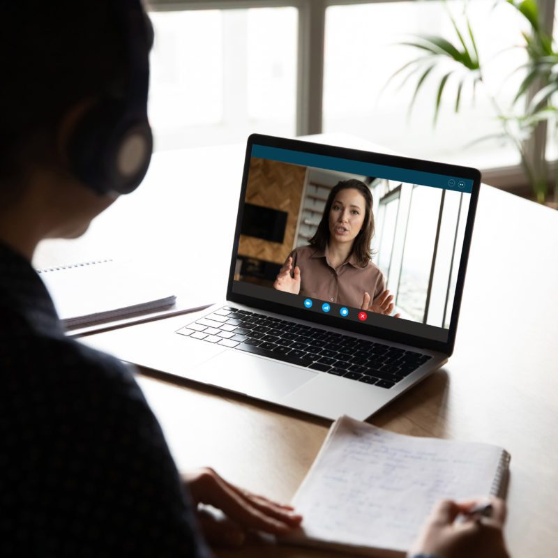 femme casque ordinateur visioconference