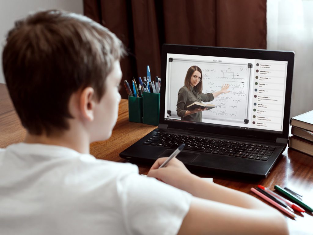 enfant assis cours à distance ordinateur