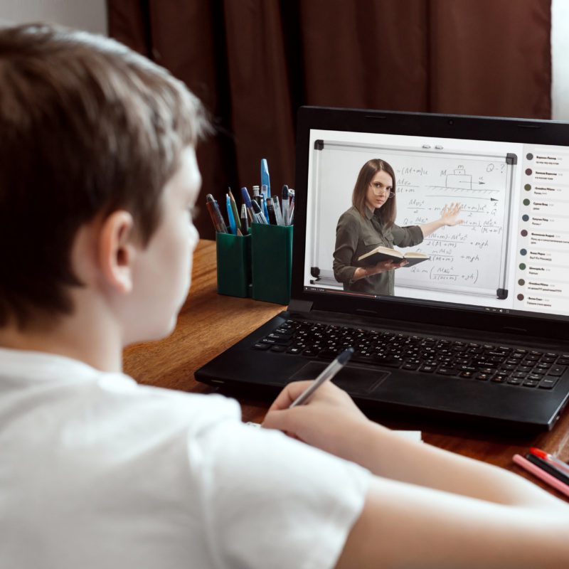 enfant assis cours à distance ordinateur