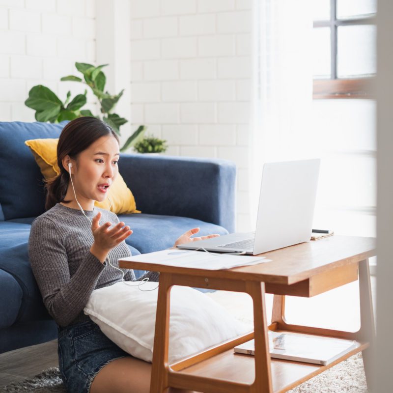 femme asiatique assise teletravail salon