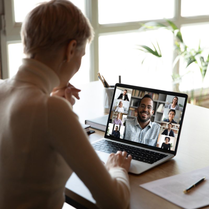 femme assise cheveux courts ordinateur