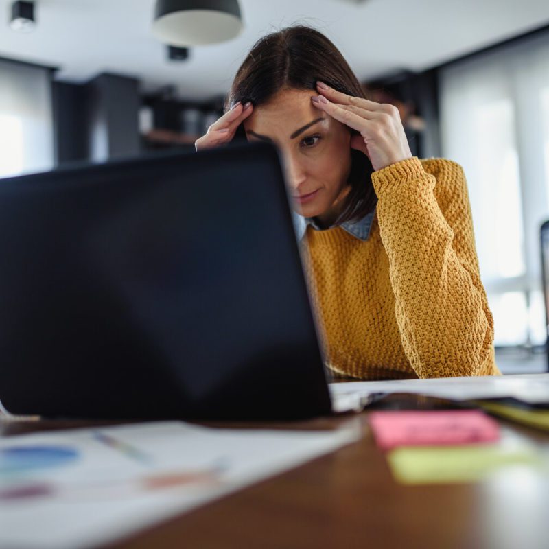 femme ordinateur main sur front