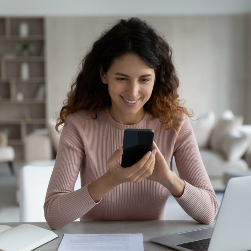 femme brune souriante smartphone