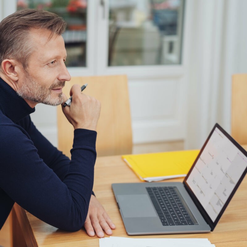 homme col roulé ordinateur reflexion