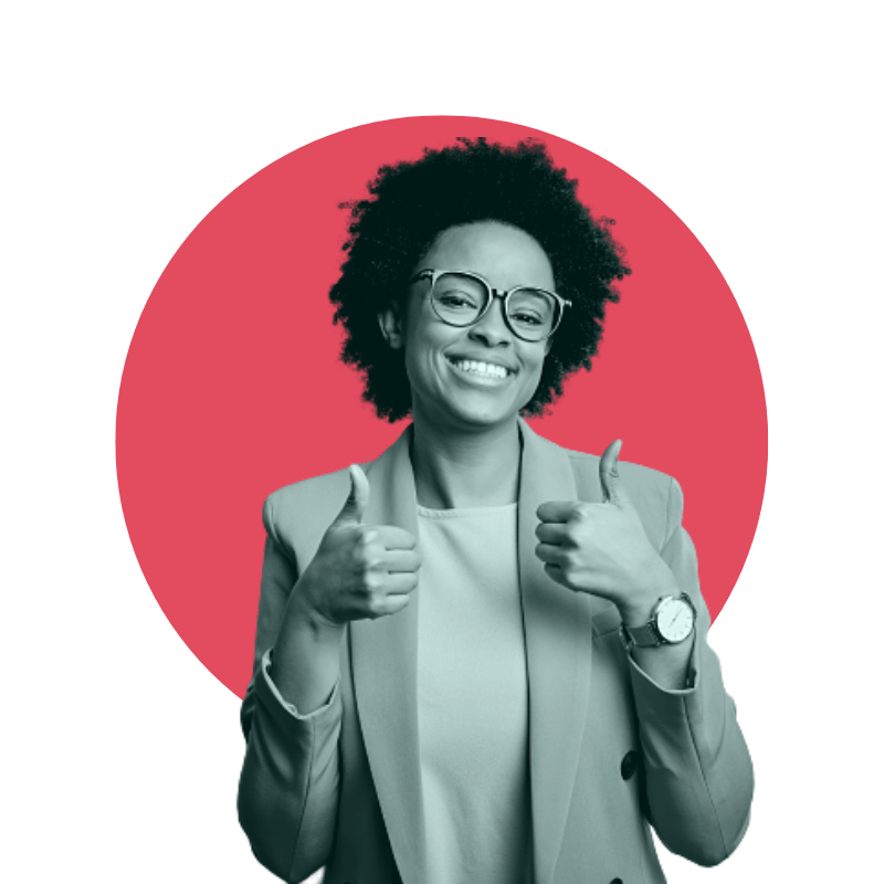 femme noire souriante pouces en l'air