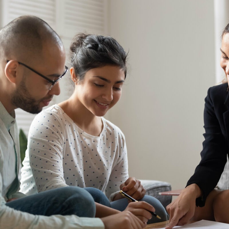 couple mixte signature contrat conseillère