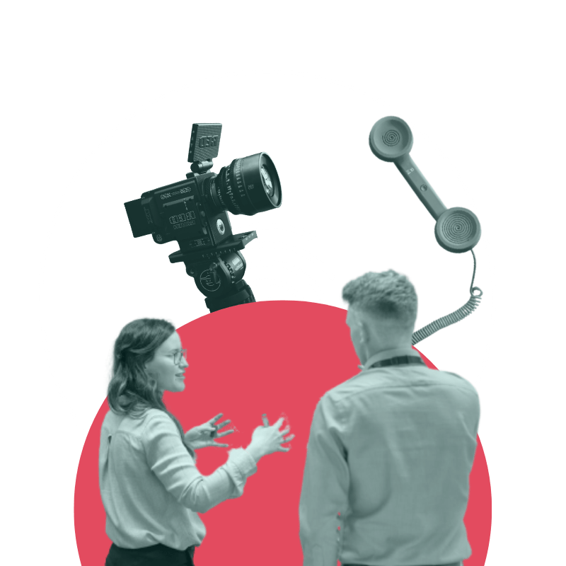 formateur caméra téléphone homme debout