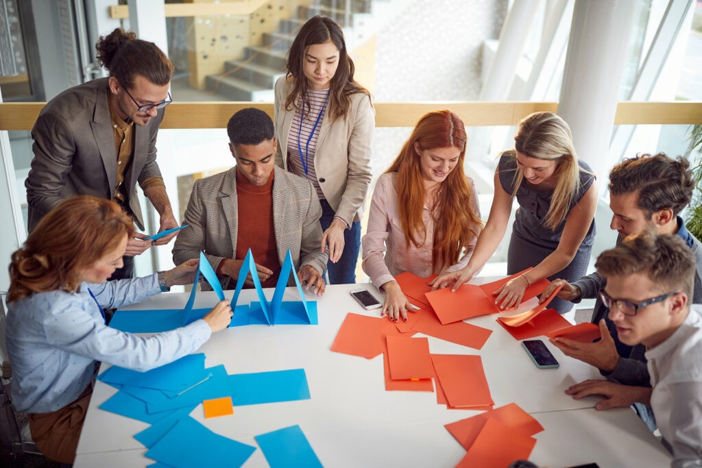 groupe travailleurs chateau de carte table
