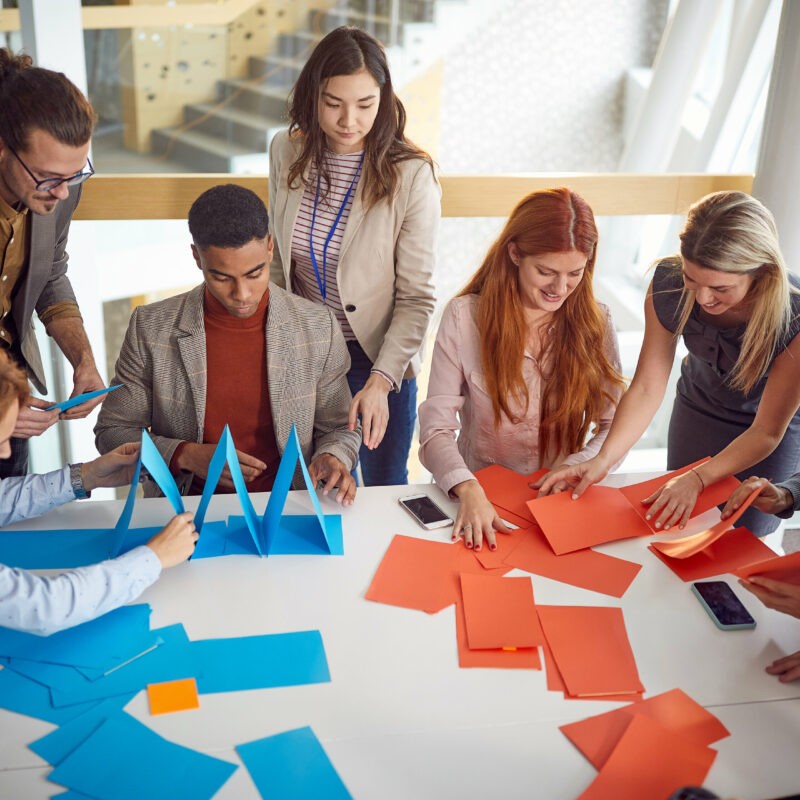 groupe travailleurs chateau de carte table
