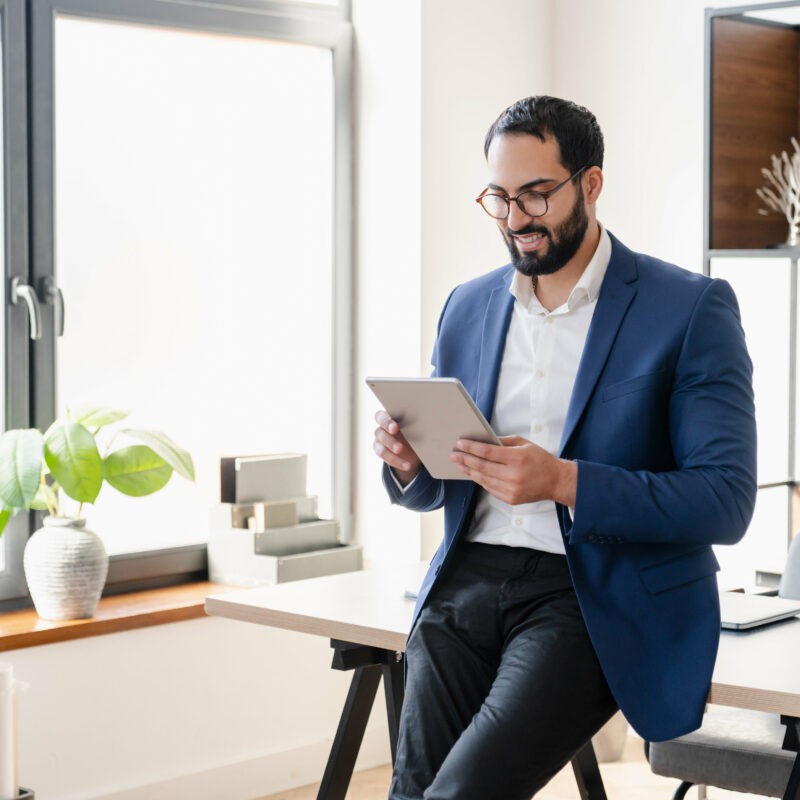 homme d'affaire lunette debout tablette