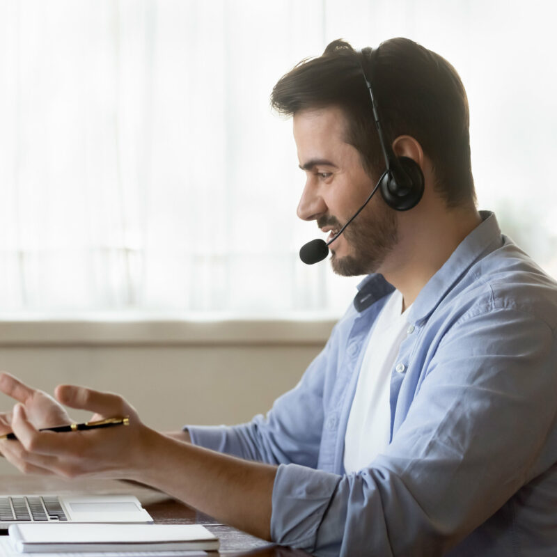 vendeur homme casque ordinateur portable