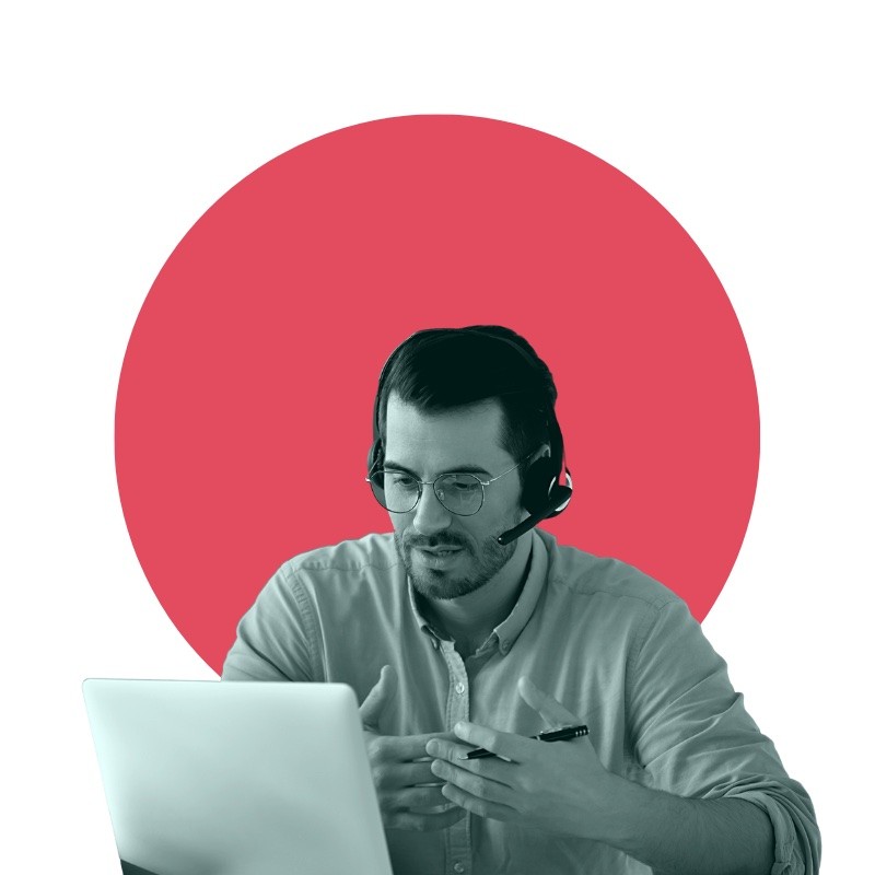 homme ordinateur travail hybride