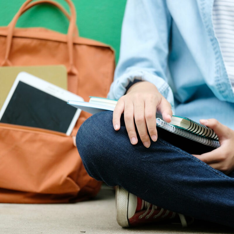 étudiante assise cahiers tablette