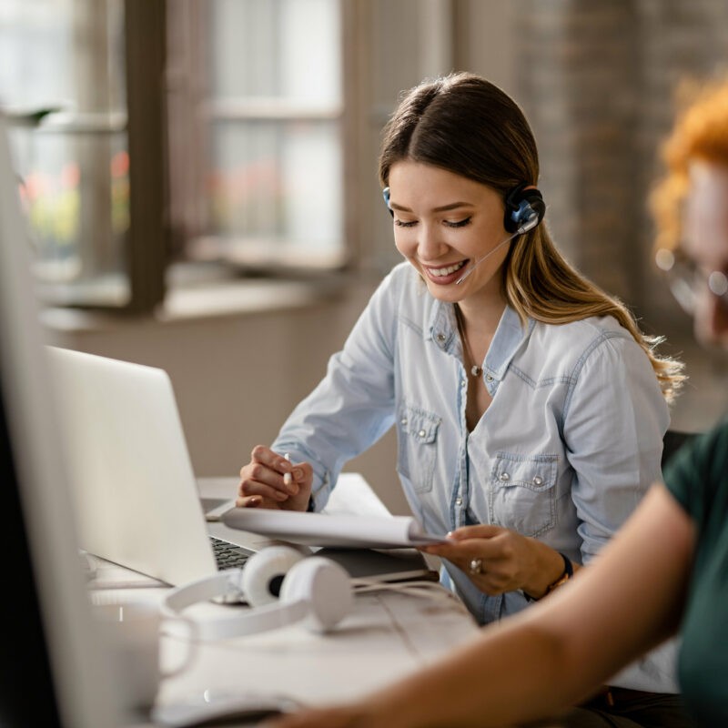 femme souriante équipe relation cliente