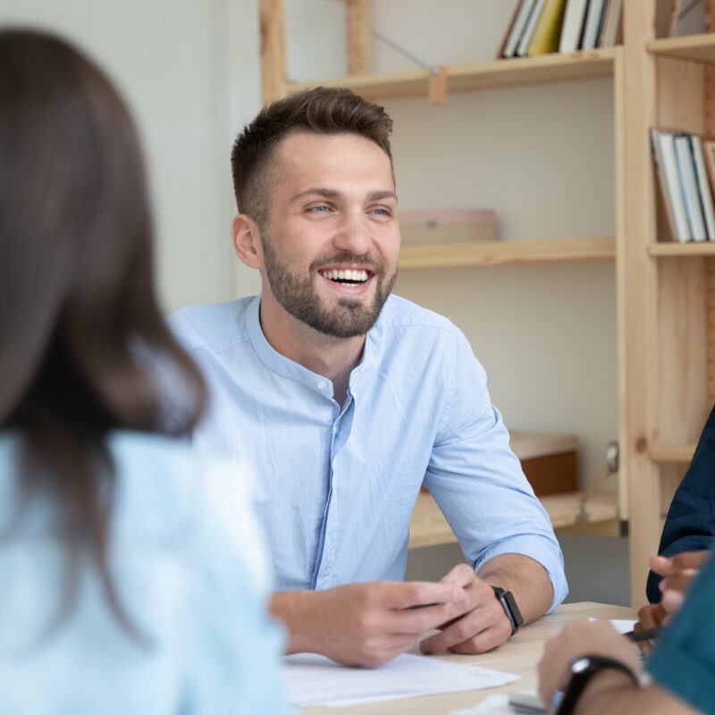 homme souriant équipe