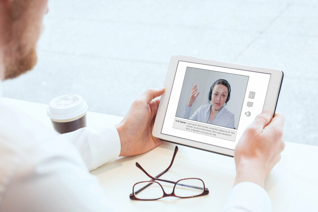 homme regardant webinar tablette