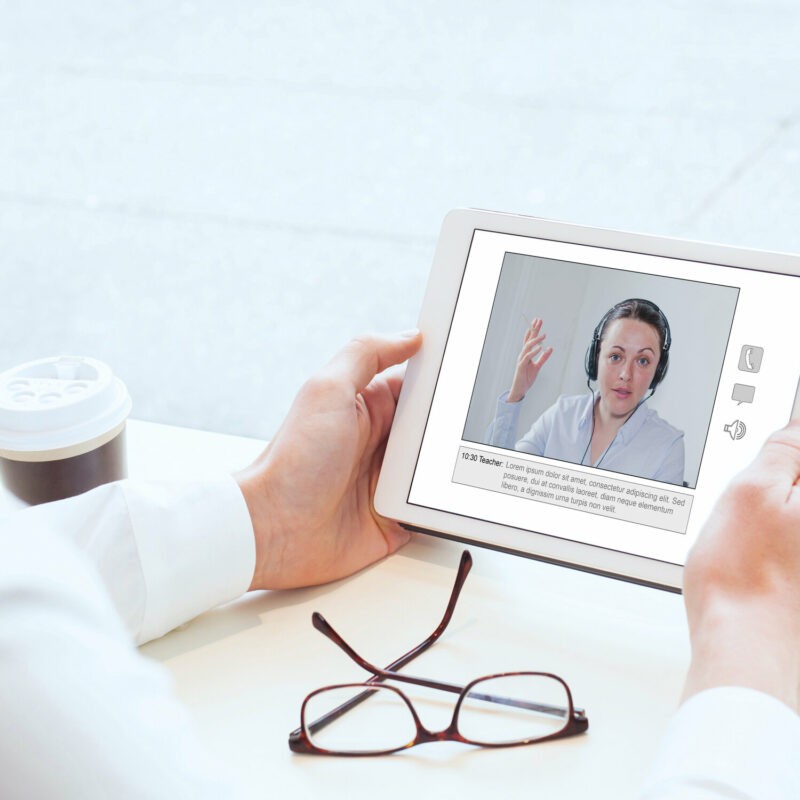 homme regardant webinar tablette