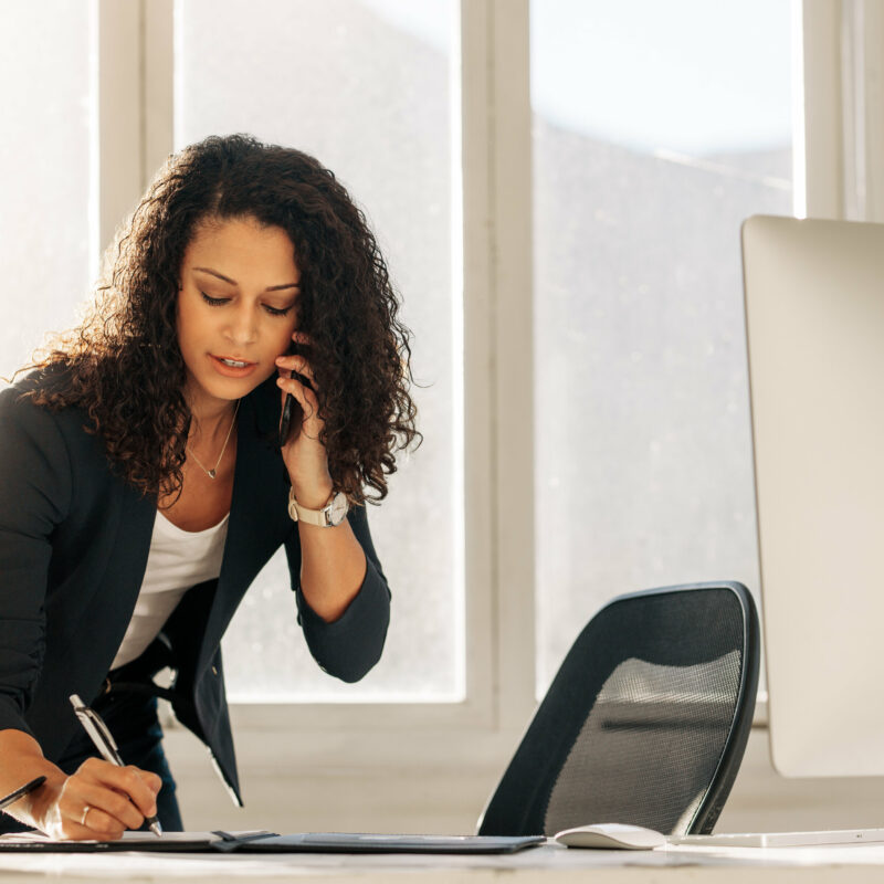 femme debout téléphone stylo