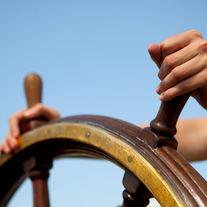 gouvernail bois mains