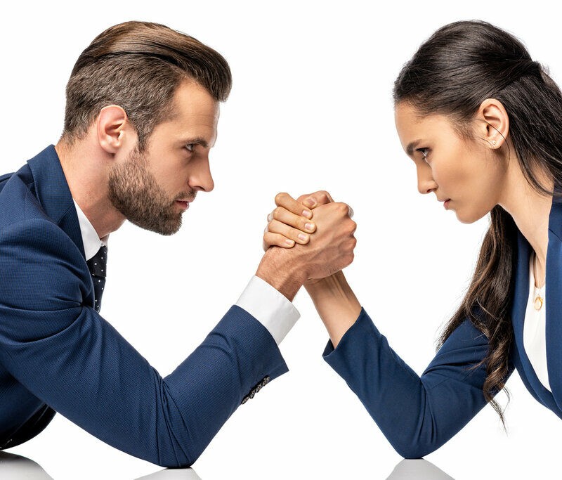 homme femme costume bras de fer