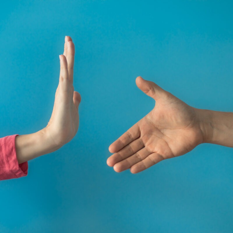 main gauche refus main droite ouverte