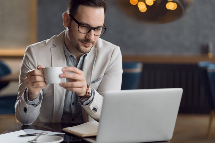 homme lunette ordinateur tasse