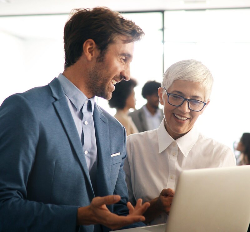 homme costume femme souriante discussion