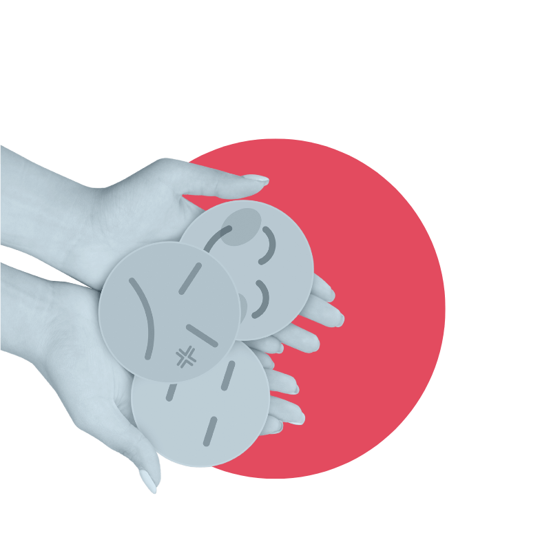 mains femme tenant emoji