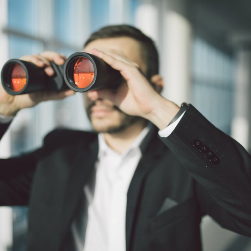 homme blaser jumelle fond fenêtre