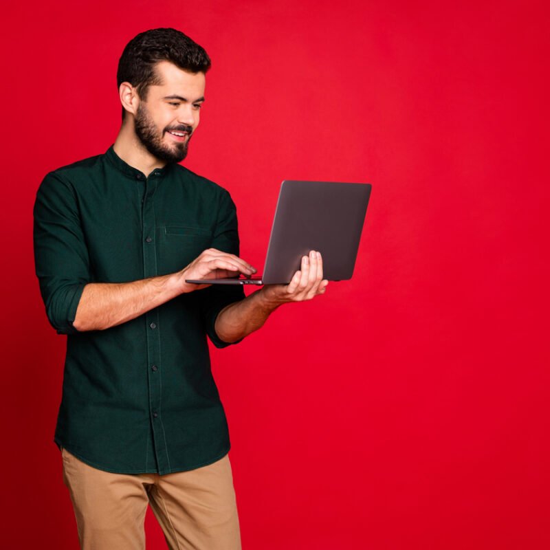 homme barbu chemise ordinateur enjeux management