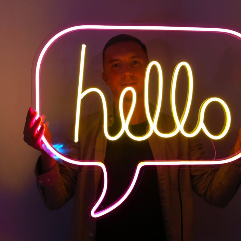 homme souriant néon hello