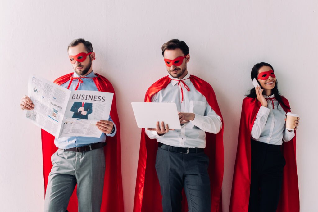 trio hommes femme capes rouge smartphone