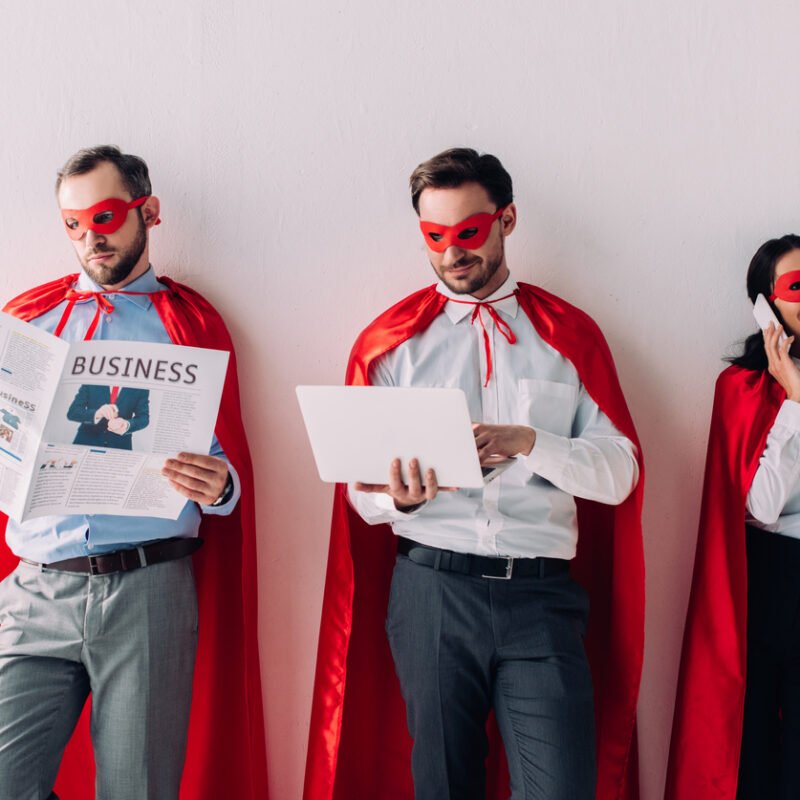 trio hommes femme capes rouge smartphone