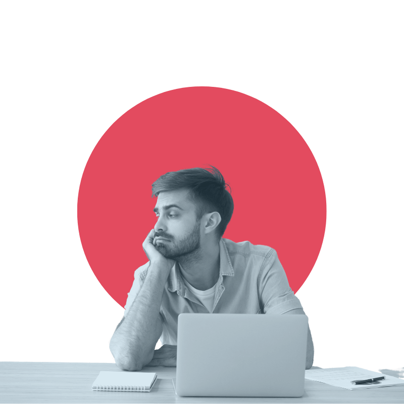 homme brun démotivé pensif ordinateur