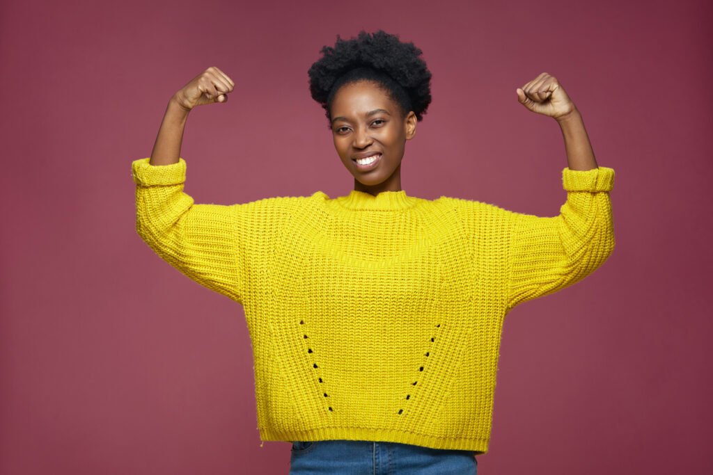 femme coupe afro pull jaune leader