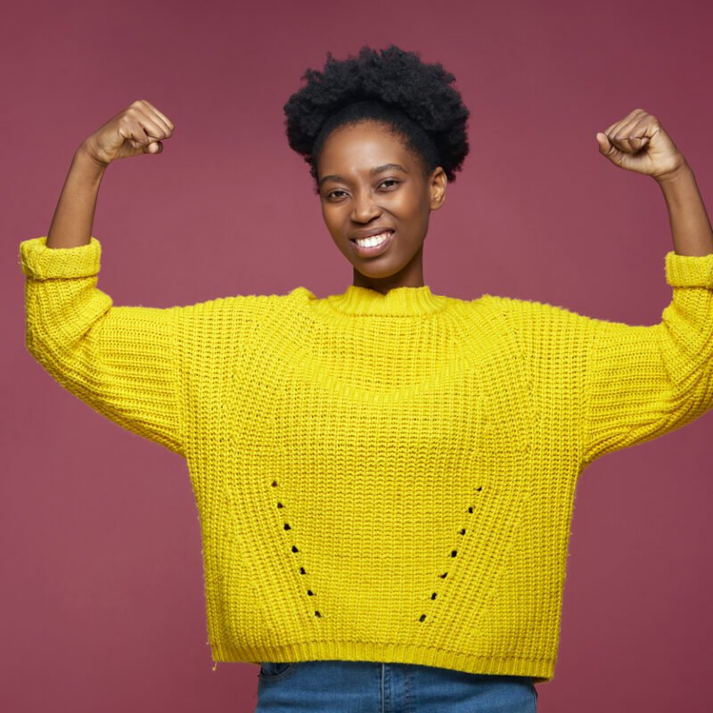 femme coupe afro pull jaune leader