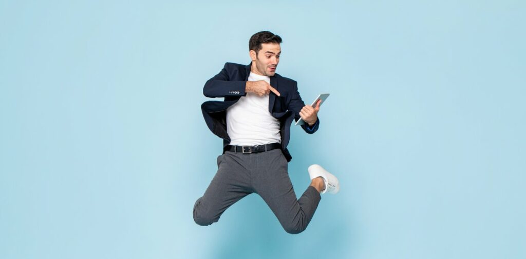 homme blazer saut tablette fond bleu