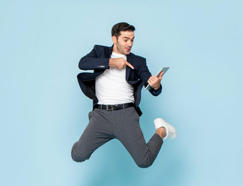 homme blazer saut tablette fond bleu