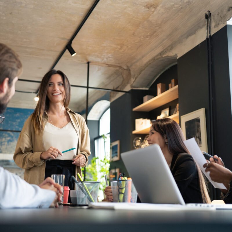 femme debout souriante pitch commercial