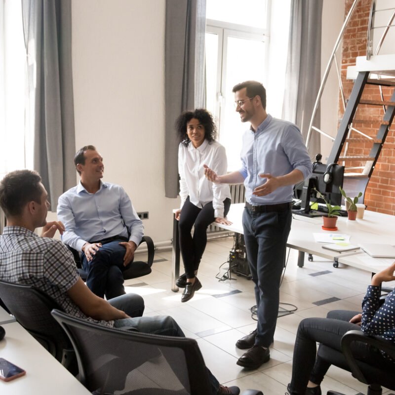 manager debout equipe autour open space