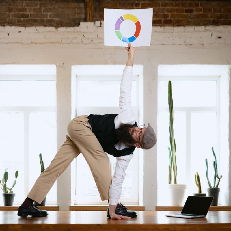 homme barbu sur bureau document performance commeciale