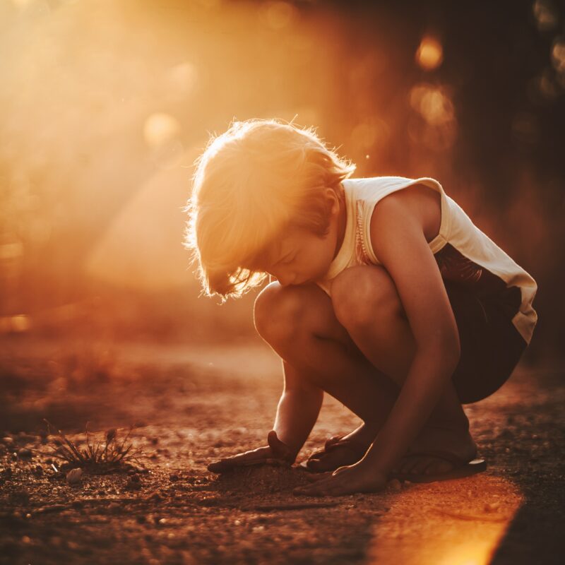 enfant qui joue dans le sable