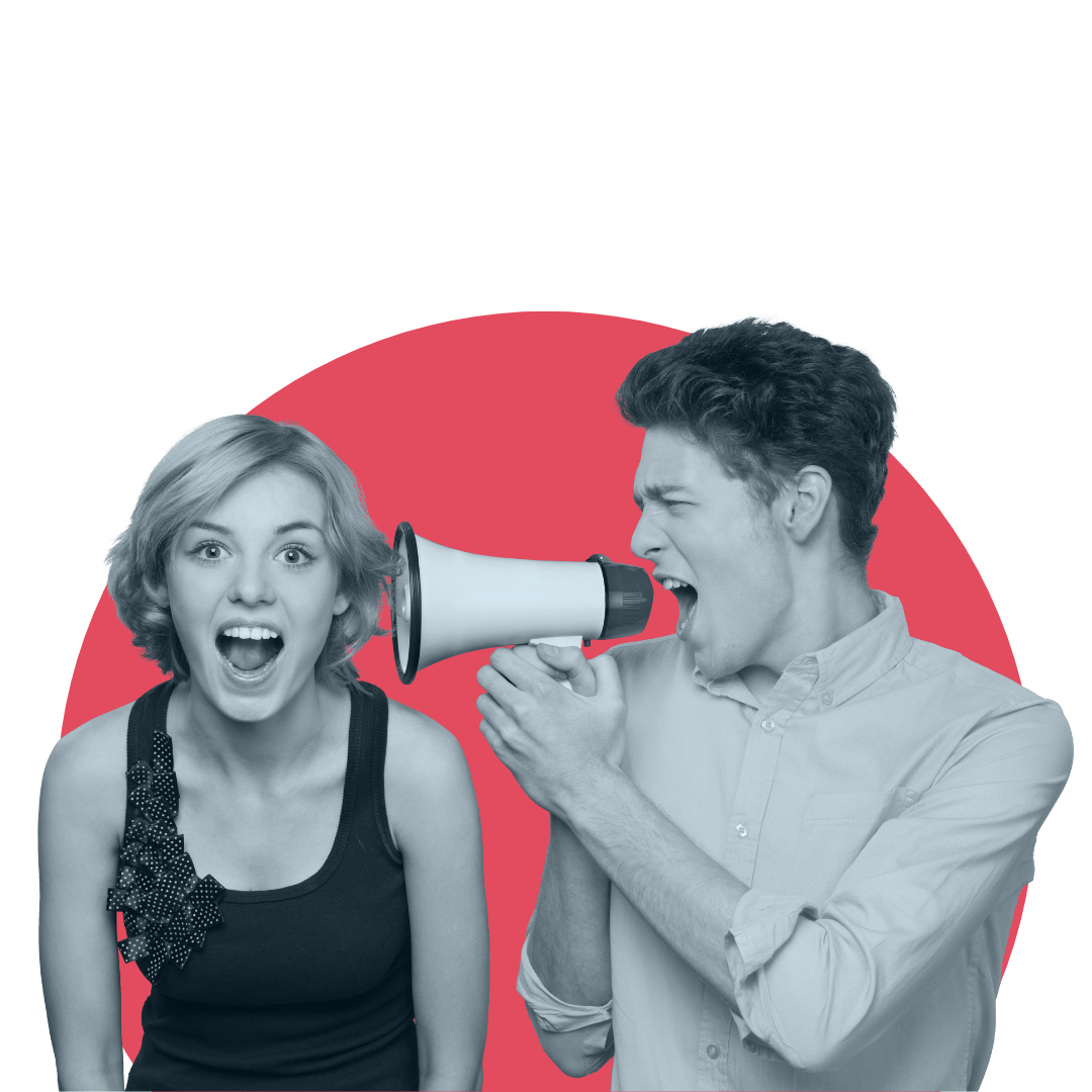 Homme parle mégaphone femme