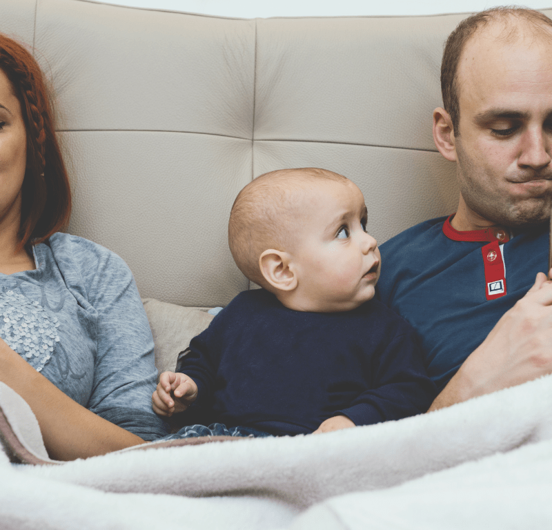 bébé qui regarde son père