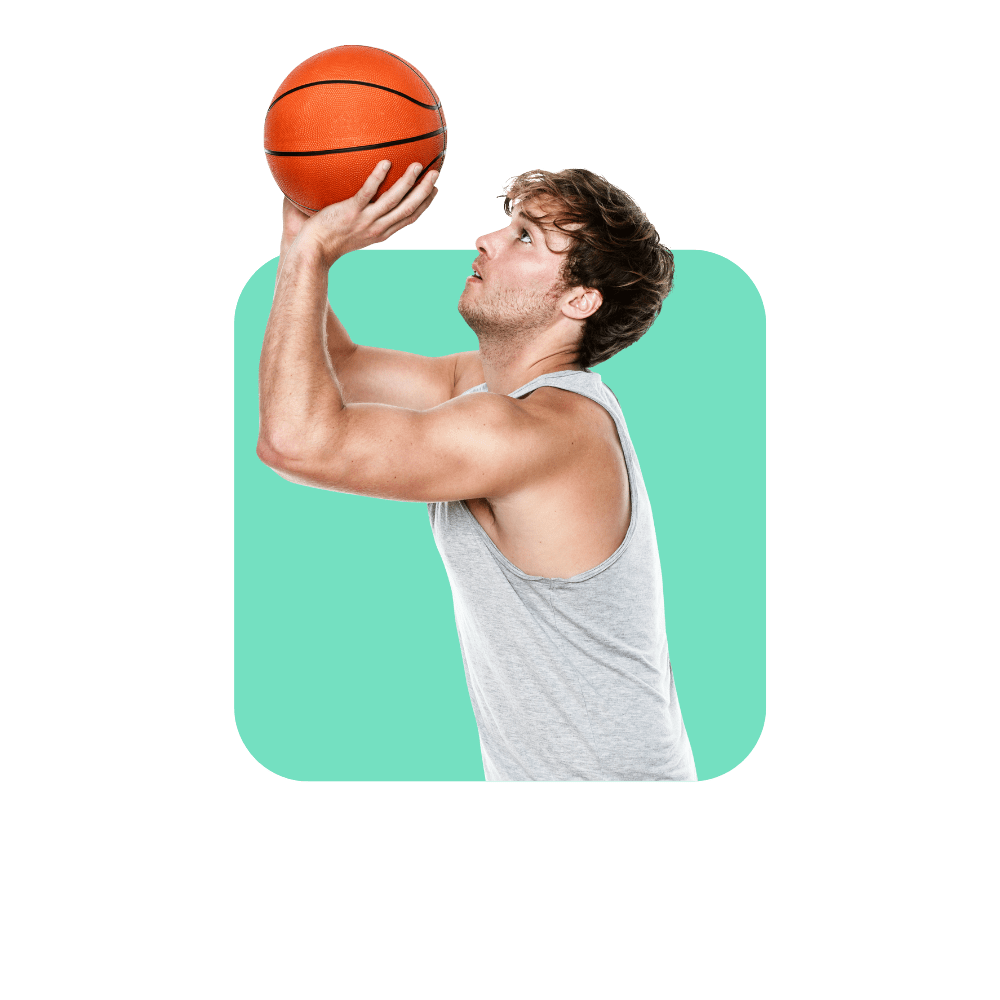 Homme avec débardeur gris qui s'apprête à tirer un ballon de basket, fond varré vert - développer son leadership