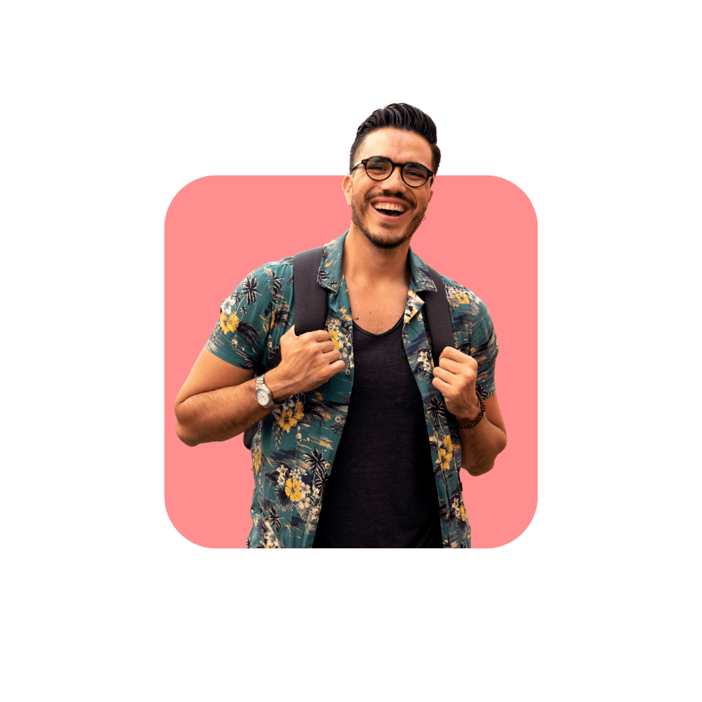 Homme chemise à fleur avec un sac à dos sur un fond rose - rendre une formation interactive